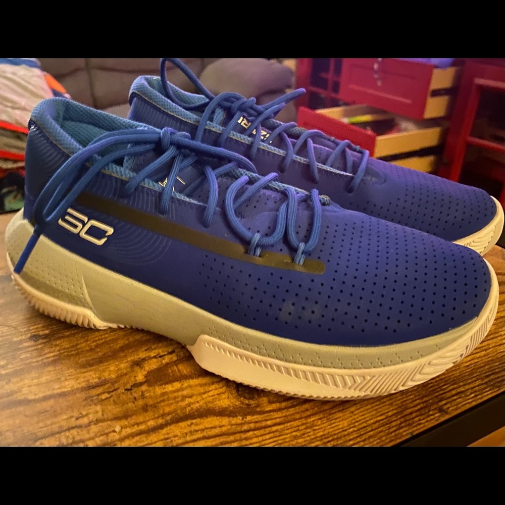 Curry Under Armor Kids shoes like new size 6